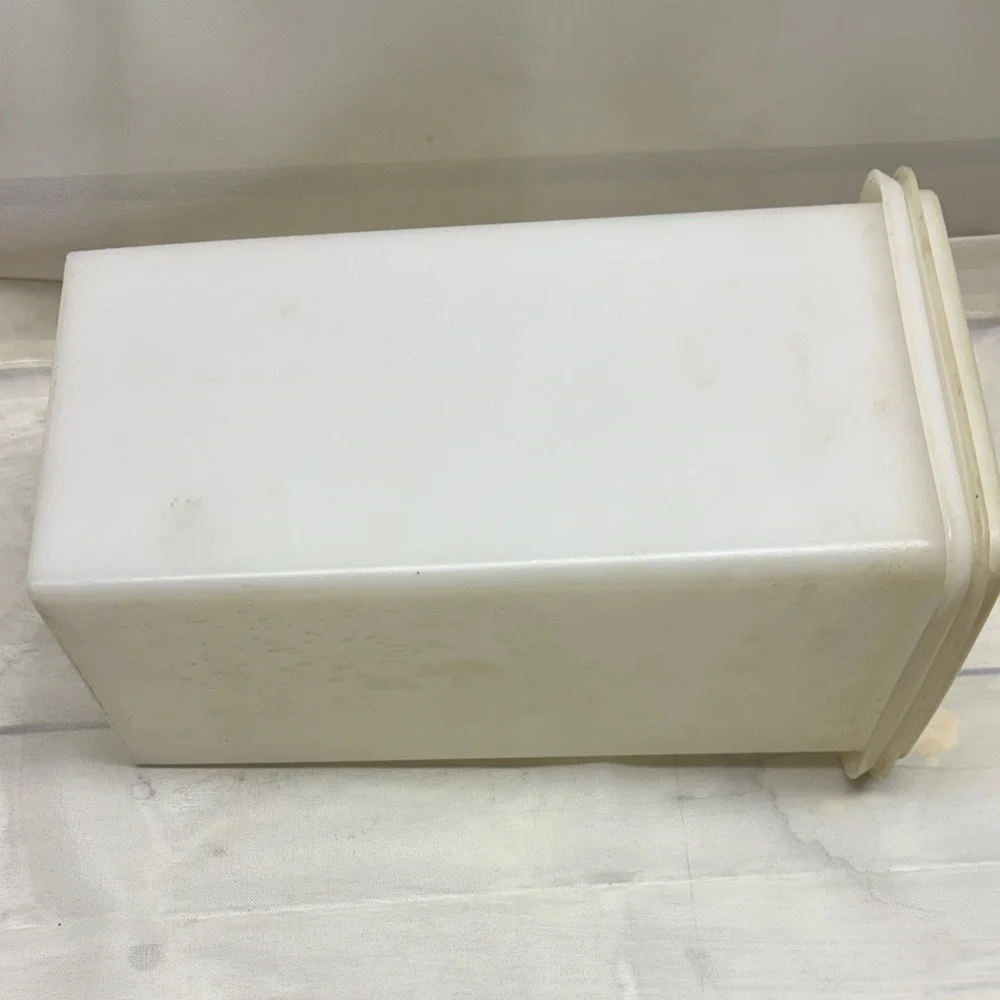 Tupperware “Saltine Saver” Cream Storage Container